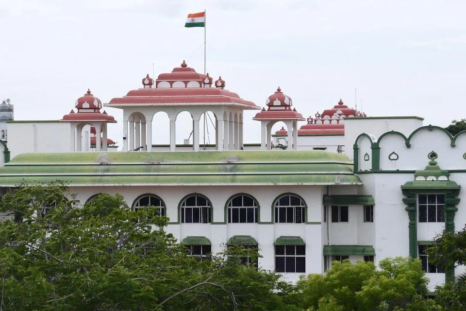 போராட்டங்களின்போது காவல்துறை​யினர் விதிக்​கும் நிபந்​தனை​களைக் கடைப்பிடிக்க வேண்டும் என்று நீதிபதி வலியுறுத்தி இருக்கிறார்.