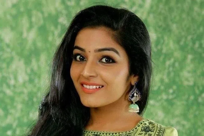 கவர்ச்சிப் பாதையில் ரஜிஷா விஜயன்