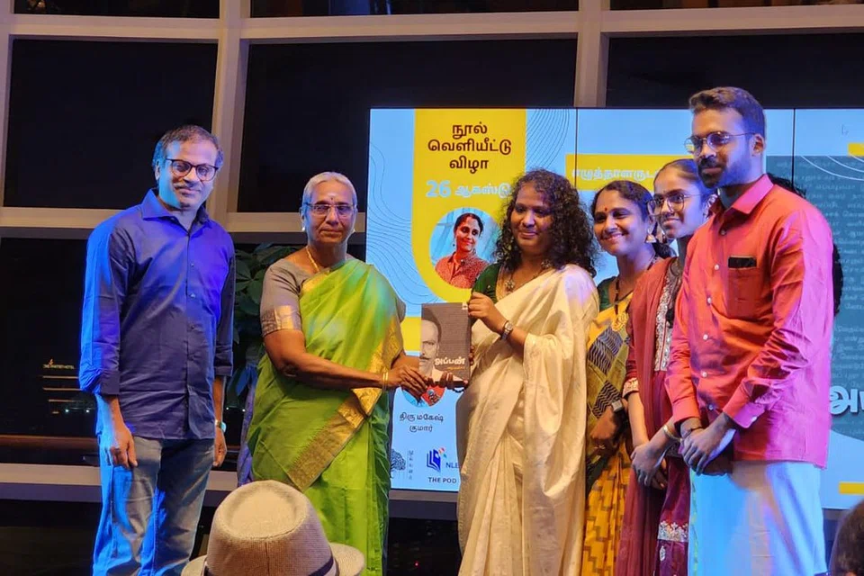 படத்தில் அழகுநிலா கணவர் செந்தில்நாதன், ‘அப்பன்’ நூலை வெளியிட்ட தாயார் தமிழரசி, நூலைப் பெற்றுக்கொண்ட எழுத்தாளர் ரமா சுரேஷ், எழுத்தாளர் அழகுநிலா, அவர் மகள் மதியரசி, மகன் விக்னேஷ்.