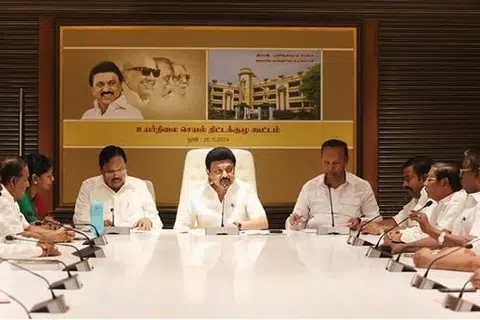 திமுக ஆலோசனைக் கூட்டத்தில் ஸ்டாலின், திமுக நிர்வாகிகள்.