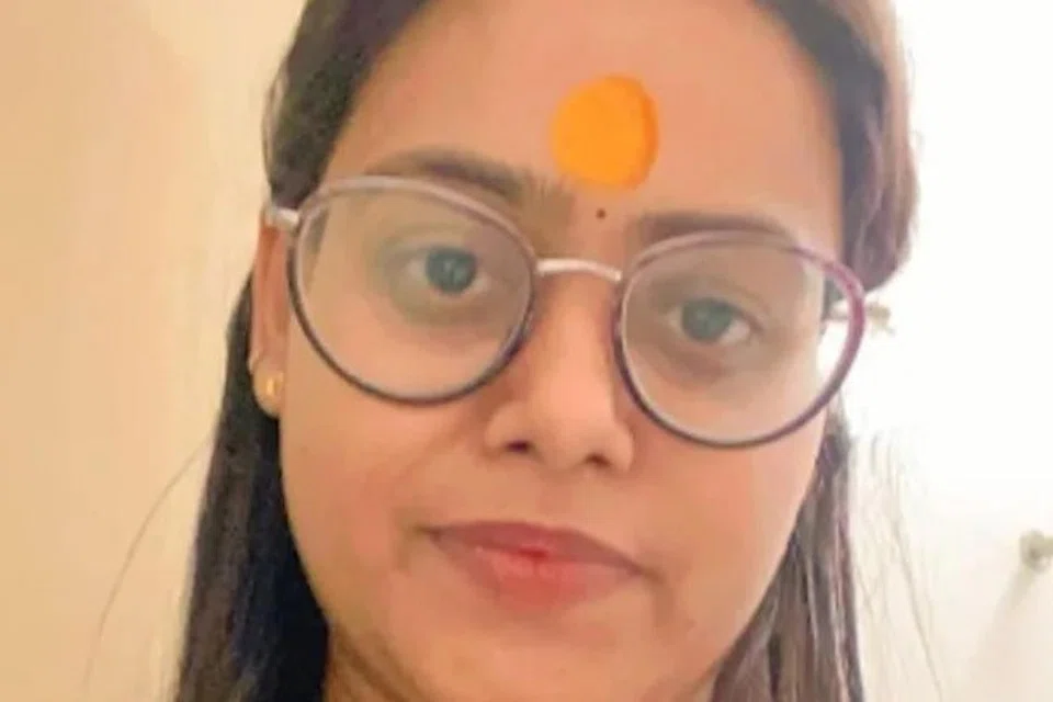 பத்து நிமிடம் தாமதமானதால் அகமதாபாத் - லண்டன் ஏர் இந்தியா விமானத்தைத் தவறவிட்ட பூமி சௌகான்.