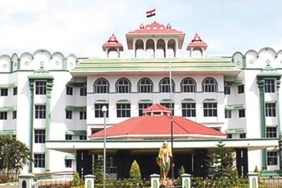தேனி மாவட்டத்தின் பூதிப்புரம், ராஜபூபால சமுத்திரம் கண்மாய் அருகே மதுக்கடைகள் அமைக்க மதுரை உயர் நீதிமன்றக் கிளை தடை விதித்துள்ளது.