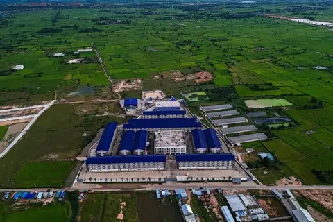 கம்போடியாவில் 200,000க்கும் அதிகமானவர்கள் மோசடி நிலையங்களில் வேலை செய்வதாகக் கூறப்படுகிறது.