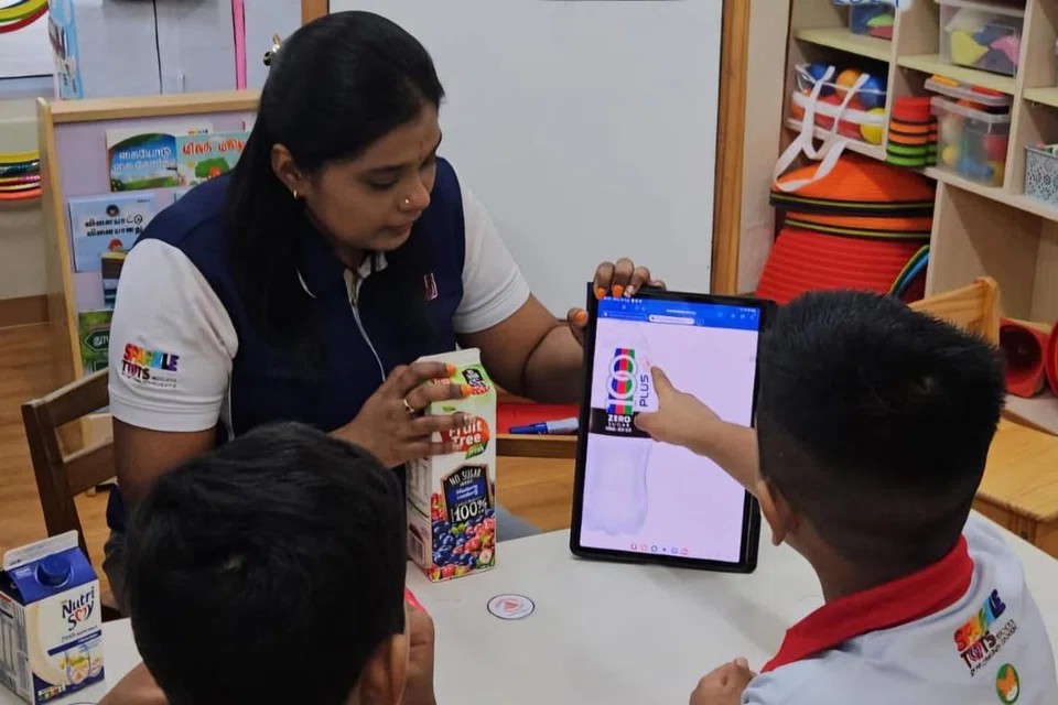 மானவர்களுக்கு பாடம் நடத்தும் வைஷானவி.