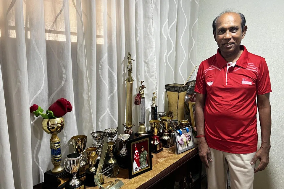 74 வயதாகும் திடல்தட வீரர் சுப்பையா வடிவேலு, பல பதக்கங்களையும் வென்றுள்ளார்.