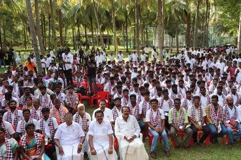 மற்றக் கட்சிகளைச் சேர்ந்த நூற்றுக்கணக்கான நிர்வாகிகள் அதிமுகவில் தங்களை இணைத்துக் கொண்டனர்.