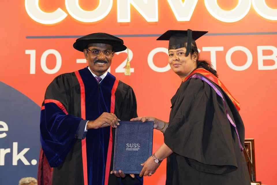 முன்னாள் நியமன நாடாளுமன்ற
உறுப்பினர் இரா. தினகரனிடமிருந்து பட்டம் பெறும் தீபலட்சுமி.