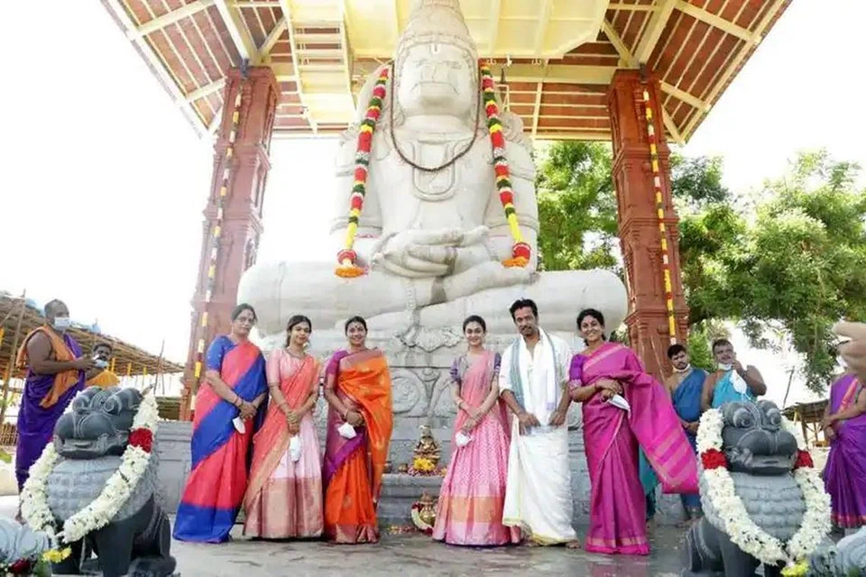 குடும்பத்தாருடன் ஆஞ்சநேயர் கோவிலில் அர்ஜுன்.