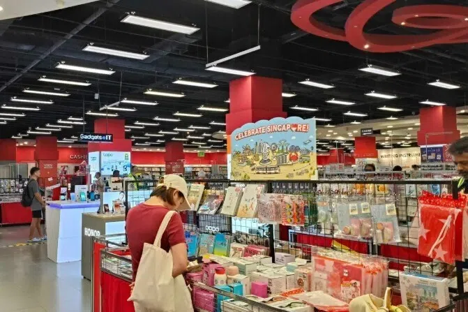 பாப்புலர் புத்தகக் கடை ஜூராங் பாயின்ட், விவோசிட்டி கிளைகளை மூடுகிறது