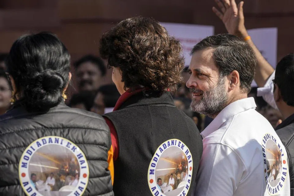 “மோடியும் அதானியும் ஒன்று” என பொறிக்கப்பட்ட ஆடையை அணிந்து ஆர்ப்பாட்டத்தில் ஈடுபட்ட ராகுல், பிரியங்கா உள்ளிட்டோர். 