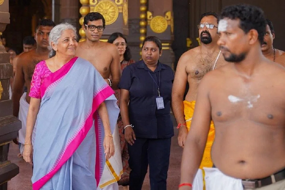 நல்லூர் கந்தசாமி கோயிலில் அமைச்சர் நிர்மலா சீதாராமன் வழிபட்டார்.