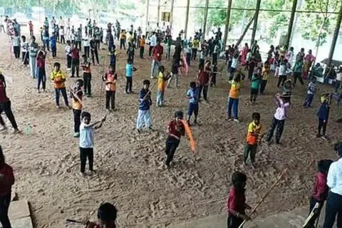 சிலம்பக் கலை பயிலும் மாணவர்கள்.