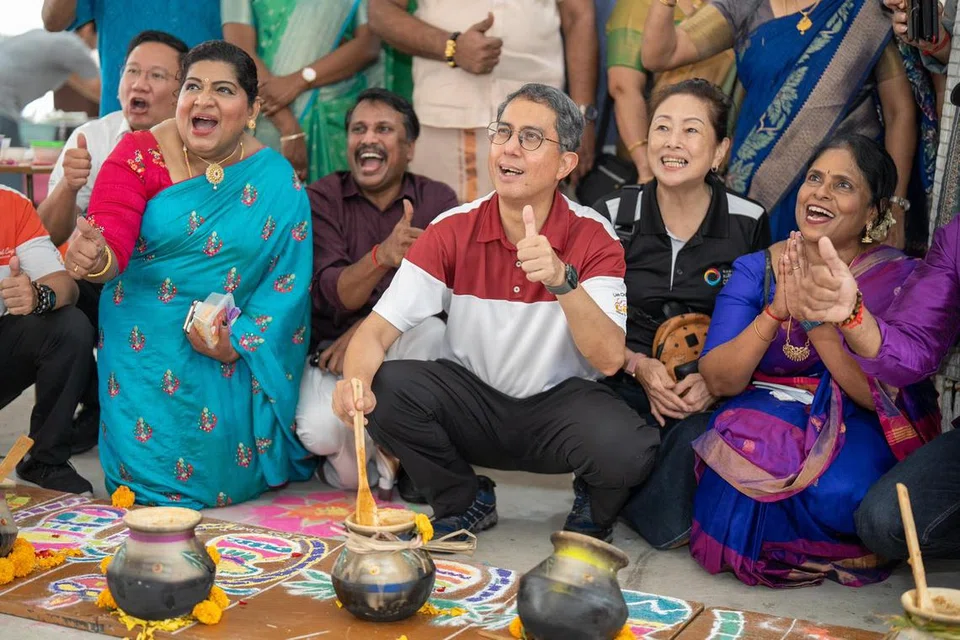 அடித்தளத் தலைவர்களும் வட்டாரவாசிகளும் சூழ, ஈசூன் வட்டார பொங்கல் கொண்டாட்டத்தில் கலந்துகொண்ட நாடாளுமன்ற உறுப்பினர் டாக்டர் ஃபைஷல் இப்ராஹிம் (நடுவில்).
