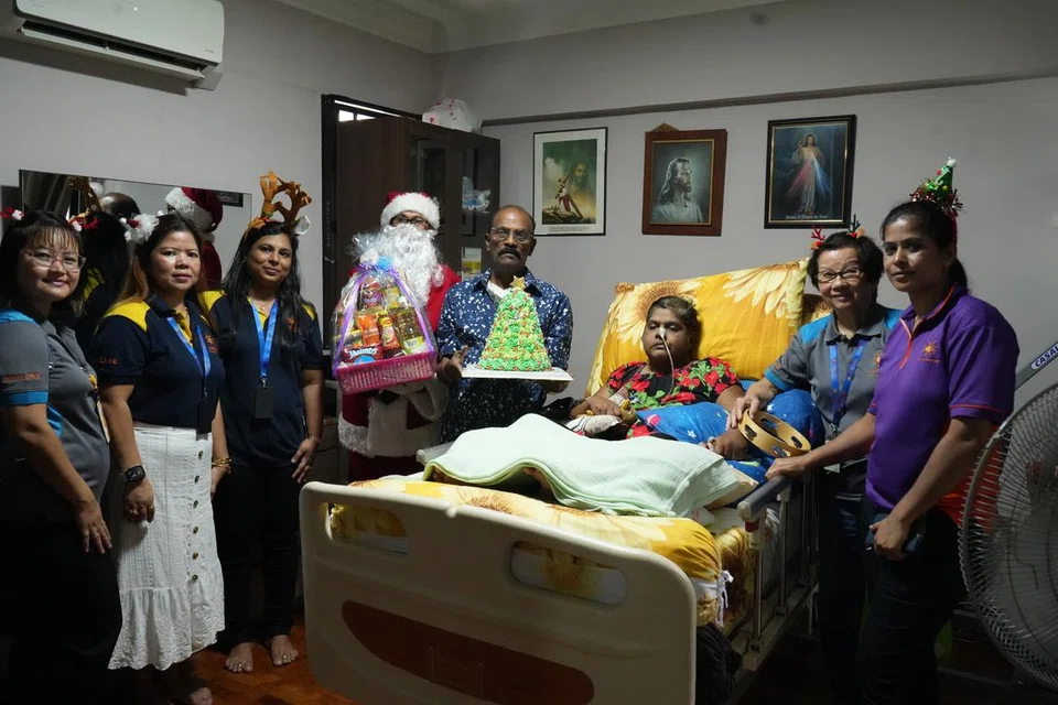 ‘சன்லவ்’ பராமரிப்பு இல்லத்தினருடன் திரு பிச்சைமுத்து சாலமன் - திருவாட்டி சரோஜா ரோசலிண்ட் தம்பதியர்.  