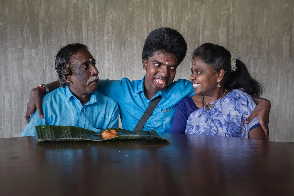 இடமிருந்து தந்தை பாபுராஜன், மகன் சந்ரு, தாயார் கார்த்தியாயினி.