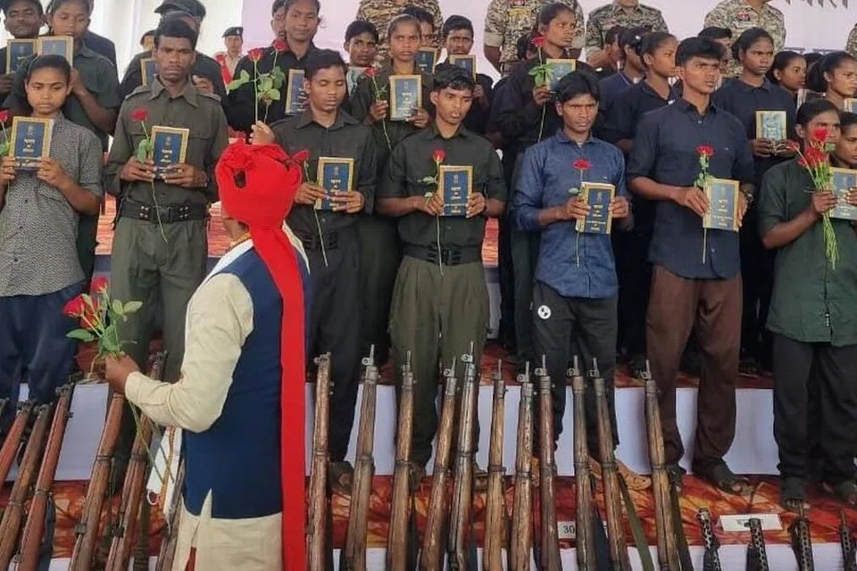 ஆயுதங்களை ஒப்படைத்துவிட்டு, மறுவாழ்வுத் திட்டத்தில் இணைந்த மாவோயிஸ்ட்டுகள்.