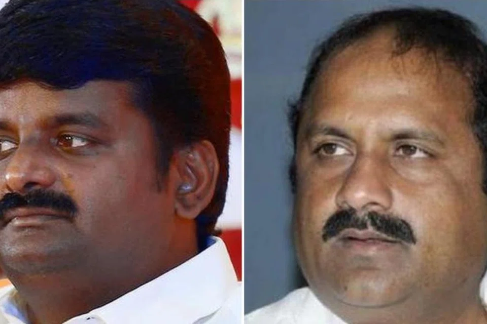அதிமுக முன்னாள் அமைச்சர்கள் விஜயபாஸ்கர், ரமணா ஆகிய இருவரும் நெருக்கடியில் உள்ளதாகக் கூறப்படுகிறது.