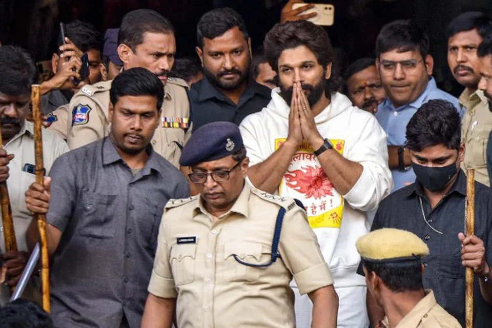 அல்லு அர்ஜுனிடம் ஒரு மணி நேரம் விசாரணை நடைபெறும் எனத் தெரிவிக்கப்பட்டது. ஆனால், இரண்டு மணி நேரத்திற்கு மேல் நீடித்தது.