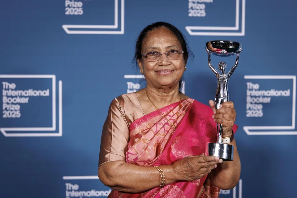 அனைத்துலக புக்கர் பரிசை வென்ற திருவாட்டி பானு முஷ்தாக்.