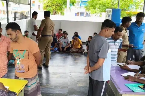 கடந்த ஆண்டு ஜூன் மாதம் திருப்பூர் மாவட்டம் பல்லடம் அருகே டிகேடி மில் பகுதியில் முறைகேடாகத் தங்கியிருந்த 26 பங்ளாதேஷ் நாட்டவர்களைத் தமிழகக் காவல்துறை கைதுசெய்தது.