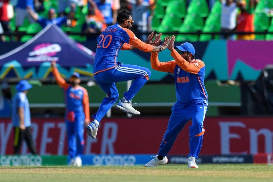 இங்கிலாந்தின் ஜானி பெய்ர்ஸ்டோவை வீழ்த்திய மகிழ்ச்சியைத் துள்ளிக் குதித்துக் கொண்டாடினார் அக்சர் பட்டேல் (இடது).