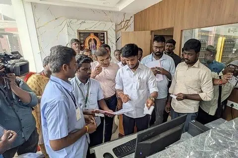 சுகாதாரப் பணிகளை ஏன் மேற்கொள்ளவில்லை என அதிகாரிகளிடம் கேள்வி கேட்ட அவர், குடிநீரின் தரத்தையும் சோதித்துப் பார்த்தார்.