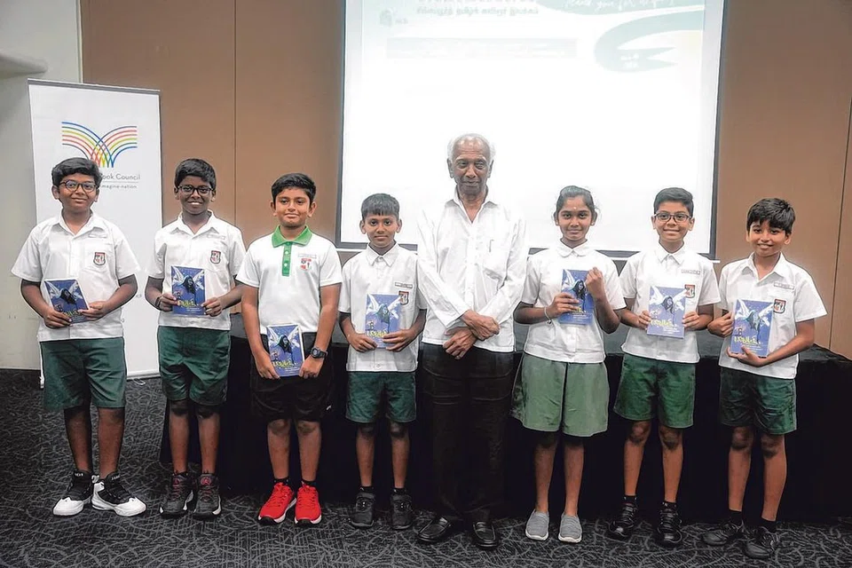 ‘கவி­மாலை கூடல் 276’ எனும் மாதாந்­தர நிகழ்வில் மூத்த கவிஞர் க.து.மு.இக்பாலுடன் மாணவர்கள்.