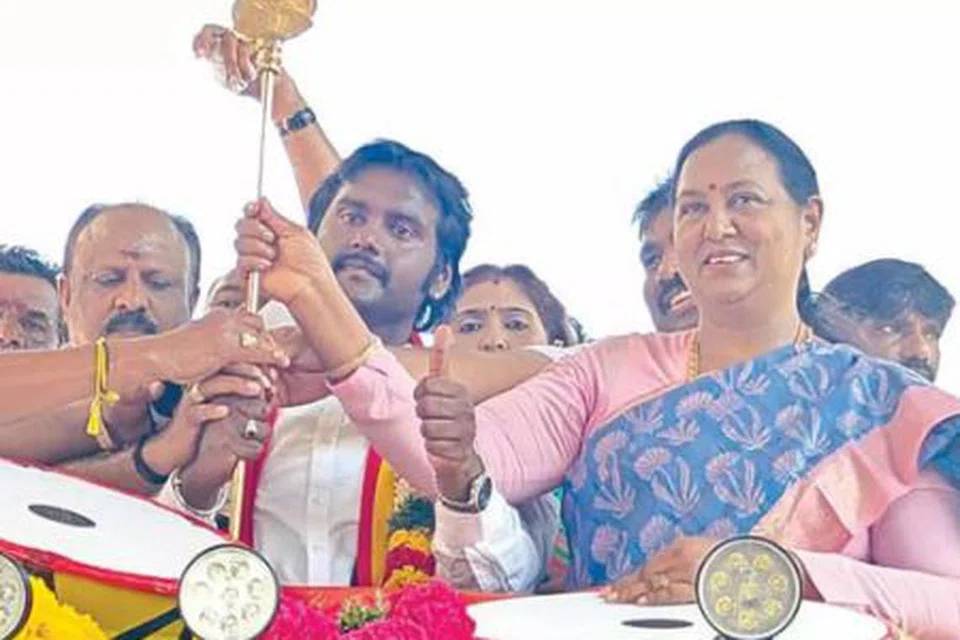 விருதுநகர் தொகுதியில் விஜய பிரபாகரனை ஆதரித்து பிரேமலதா தீவிர பிரசாரம் மேற்கொண்டார்.