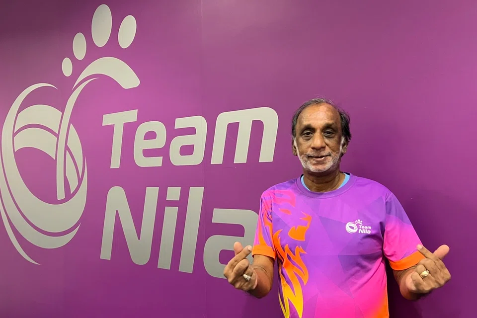 பத்து ஆண்டுகளாக ‘டீம் நிலா’ தொண்டூழியராக இருந்துவரும் வேலப்பகுட்டி ஜகன், 72, சிங்கப்பூரின் விளையாட்டு வீரர்களுக்கு ஆதரவு தெரிவிக்கத் தாய்லாந்துக்குச் சென்றுள்ளார்.
