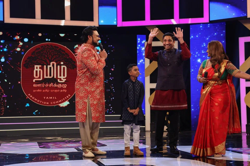 ஒன்பது வயதுச் சிறுவன் வினேஷுடன் இணைந்து தமிழ் வளர்ச்சிக்குழுவின் புதிய சின்னத்தை அறிமுகப்படுத்தினார் துணையமைச்சர் தினேஷ் வாசு தாஸ்.