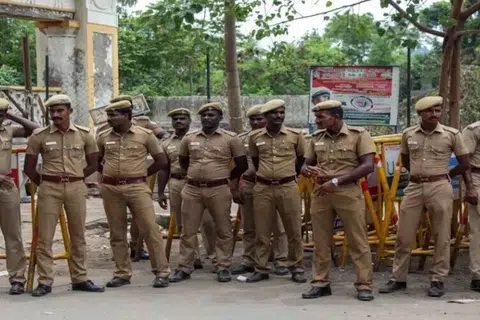 ஆயுதப் படையினருக்கான பணிகளில் முக்கியமானதாகவும், சவால் மிக்கதாகவும் கருதப்படுவது கைதிகளை நீதிமன்றத்துக்கு வழிக்காவலாக அழைத்துச் செல்வதாகும்.