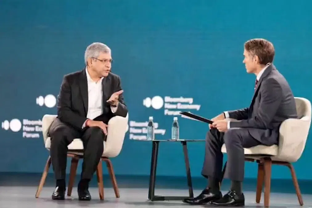 பயனர்களின் பதிவுகளுக்குச் சமூக ஊடகங்கள் பொறுப்பு: அஸ்வினி வைஷ்ணவ்