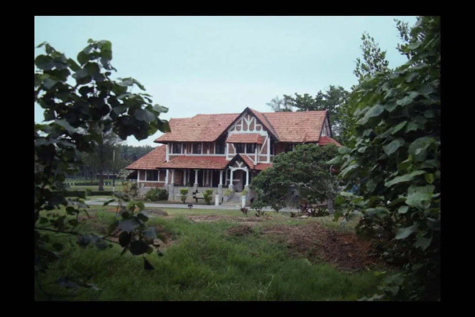 ஆனந்த் சுப்பிரமணியம் எழுதி இயக்கிய ‘தி ஹவுஸ் ஆஃப் பிரிக் அண்ட் ஸ்டோன்’ திரைப்படத்தில் வரும் காட்சி.