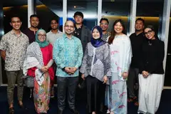 பணிக்குழுவைத் துணை அமைச்சர் ரஹாயு மஹ்ஸாம் (முன்வரிசையில் வலமிருந்து மூன்றாவது) மற்றும் மூத்த நாடாளுமன்றச் செயலாளர் சையது ஹருன் அல்ஹப்‌ஷி (முன்வரிசையில் இடமிருந்து இரண்டாவது) இருவரும் வழிநடத்துகின்றனர். 