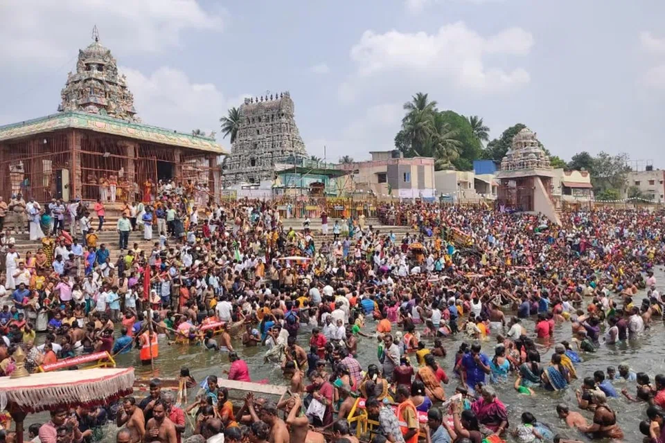 மாசி மக விழாவையொட்டி கும்பகோணம் மகாமக குளக்கரையில் சனிக்கிழமை நடைபெற்ற தீர்த்தவாரியில் ஆயிரக்கணக்கானோர் பங்கேற்று புனித நீராடினர். கும்பகோணத்தில் மகா மகம் தொடர்புடைய 12 கோவில்களில் ஆண்டுதோறும் மாசி மக விழா நடைபெறுவது வழக்கம்.