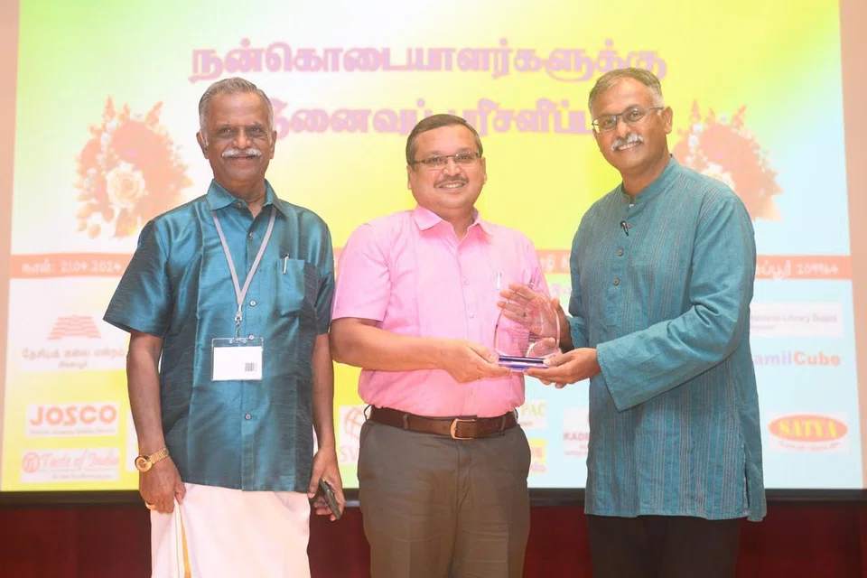 (இடமிருந்து) சிங்கப்பூர்த் தமிழ் எழுத்தாளர் கழகத் தலைவர் நா.ஆண்டியப்பன், கீழடி புகழ் கி.அமர்நாத் ராமகிருஷ்ணா, புக்கிட் பாத்தோக் தனித்தொகுதி நாடாளுமன்ற உறுப்பினர் முரளி பிள்ளை.