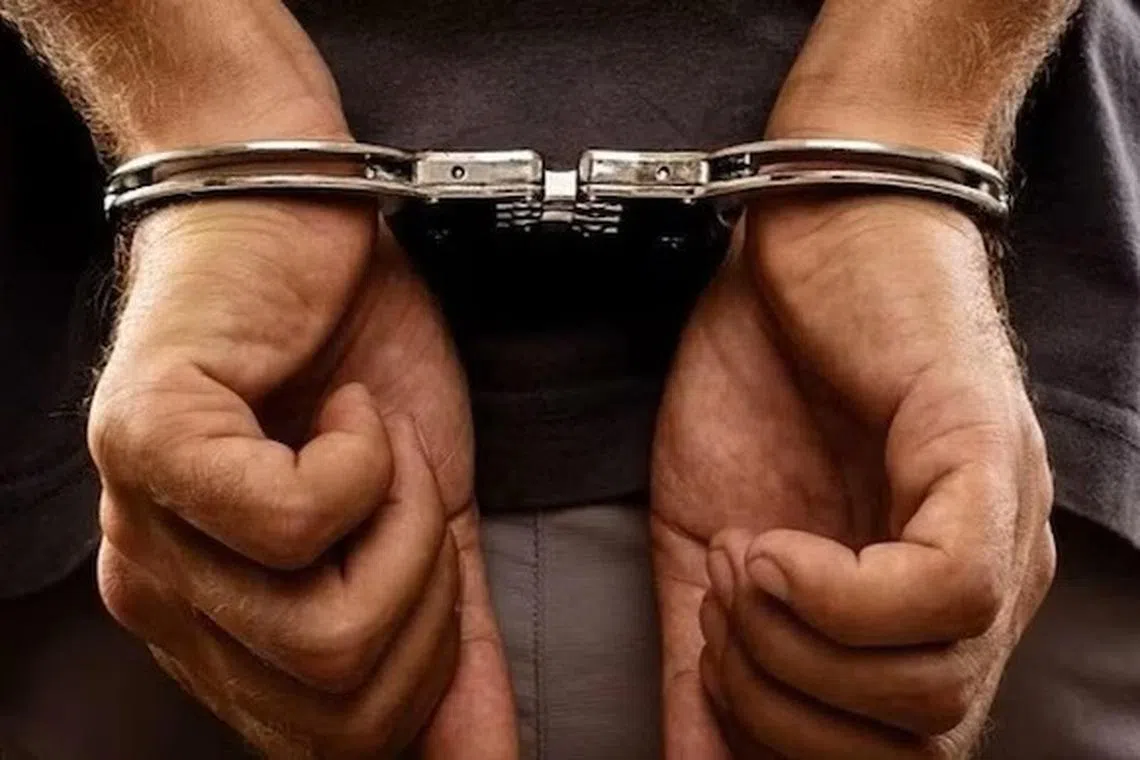 வகுப்பில் ஆபாசப் படம் பார்த்த ஆசிரியர்; கண்டுபிடித்த மாணவனுக்கு அடி உதை