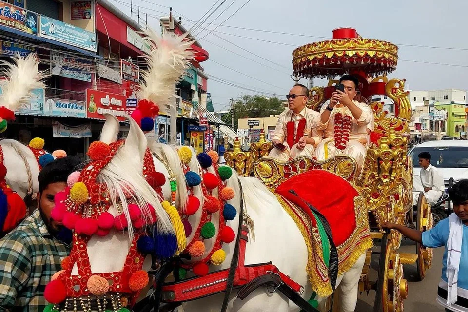 சாரட் வண்டியில் அழைத்து வரப்பட்ட சிங்கப்பூர் விருந்தினர்கள்.