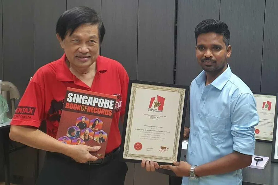 சிங்கப்பூர் சாதனைப் புத்தகத்தில் இடம்பெற்றதற்கான சான்றிதழைப் பெற்றுக்கொண்ட தமிழரசன்.