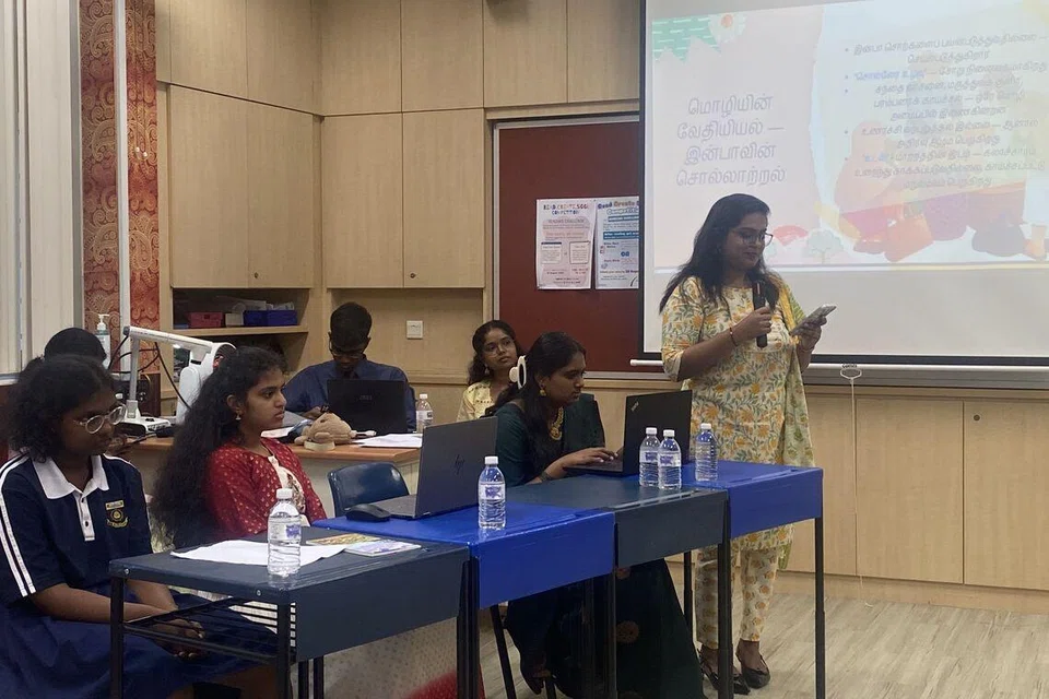 ஆய்வரங்க மாநாட்டில் படைக்கும் தமிழ் ஆசிரியர் சேவாள் சேக்கப்பன், 26. 
