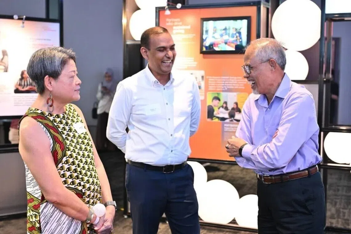 சமூக சேவை நிபுணர்களின் சிக்கலான தேவைகளைப் பூர்த்திசெய்ய கூடுதல் உதவி 