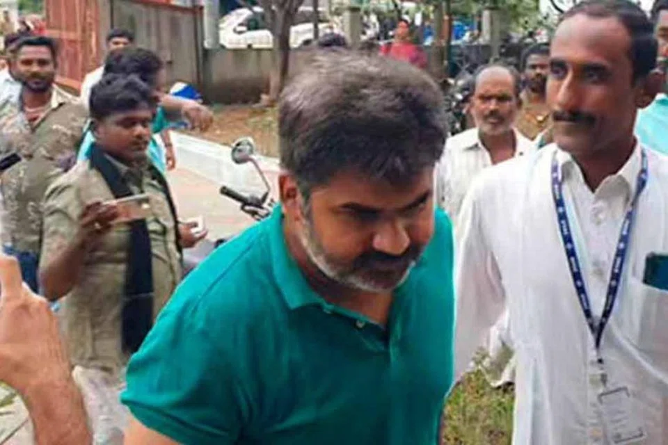அங்கித் திவாரி (பச்சை சட்டை).