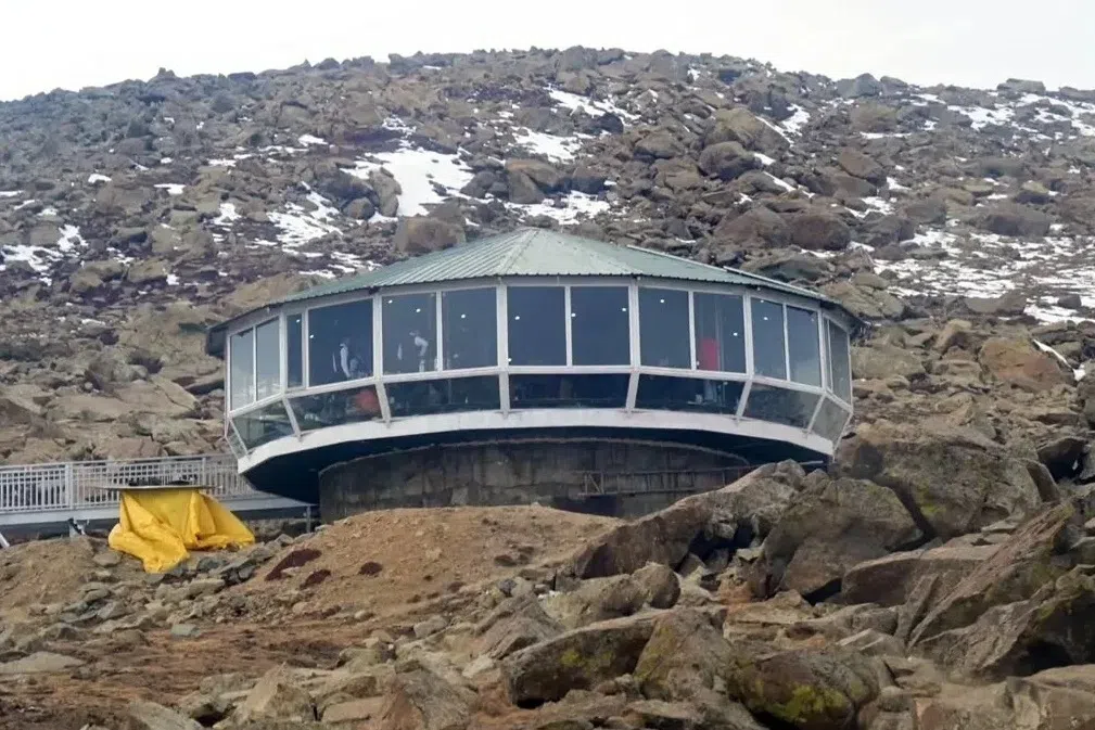 இமயமலை அழகை ரசிக்க 1,400 அடி உயரத்தில் சுழலும் உணவகம்