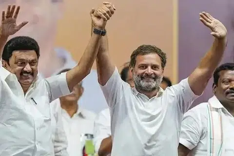 தமிழக முதல்வர் மு.க.ஸ்டாலினுடன் கைகோத்திருக்கும் காங்கிரஸ் கட்சியின் முன்னாள் தலைவர் ராகுல் காந்தி.