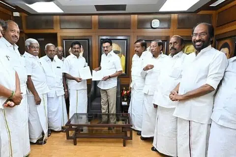 திமுக தலைவர் மு.க. ஸ்டாலின், கொமதேக பொதுச் செயலாளர் ஈ.ஆர். ஈஸ்வரன் ஆகியோருடன் கூட்டணிக் கட்சி பிரமுகர்கள்.