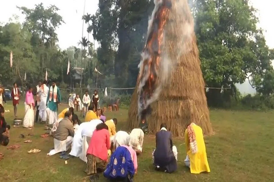 மாக் பிஹு கொண்டாட்டத்தின் போது சொக்கப்பனை போல் கொளுத்திவிட்டு வணங்கும் காட்சி. 