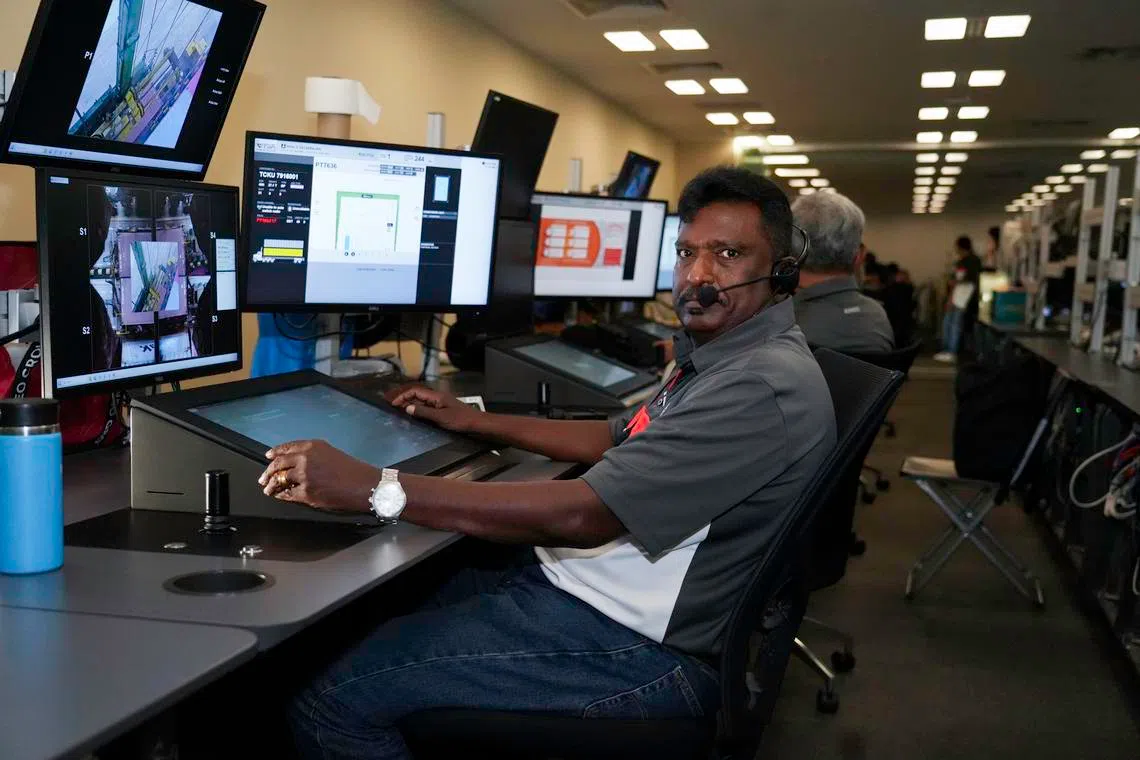 துறைமுகத்தின் வானுயர் கரங்கள்