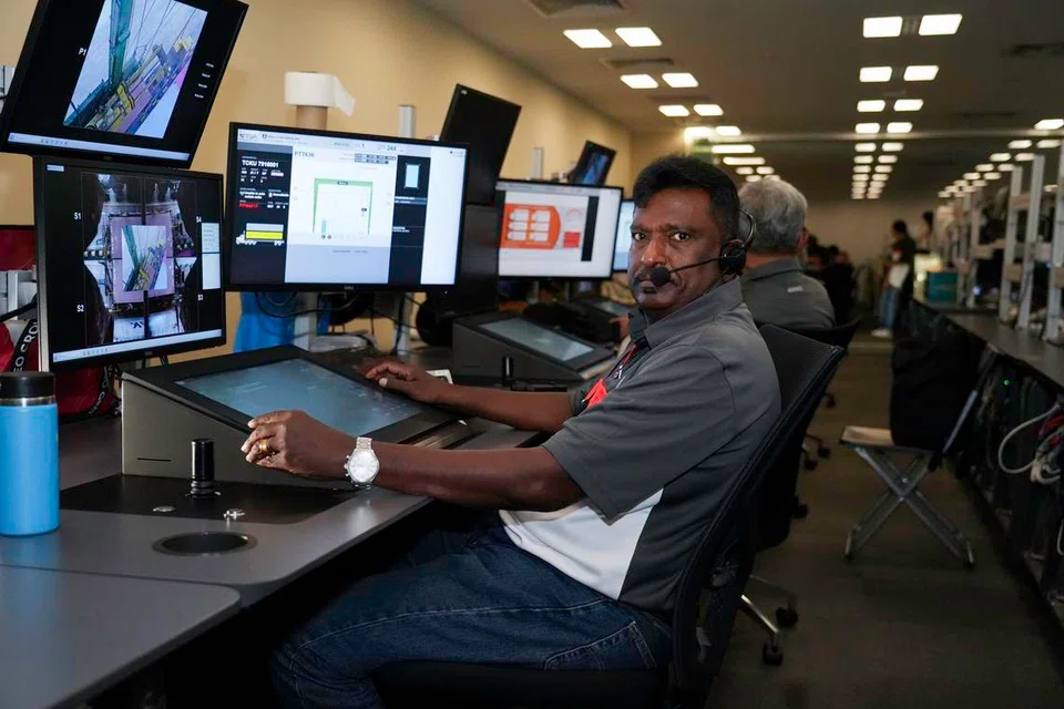 அலுவலகத்தில் தானியக்க முறையில் வேலை செய்யும் செல்வராஜன்.