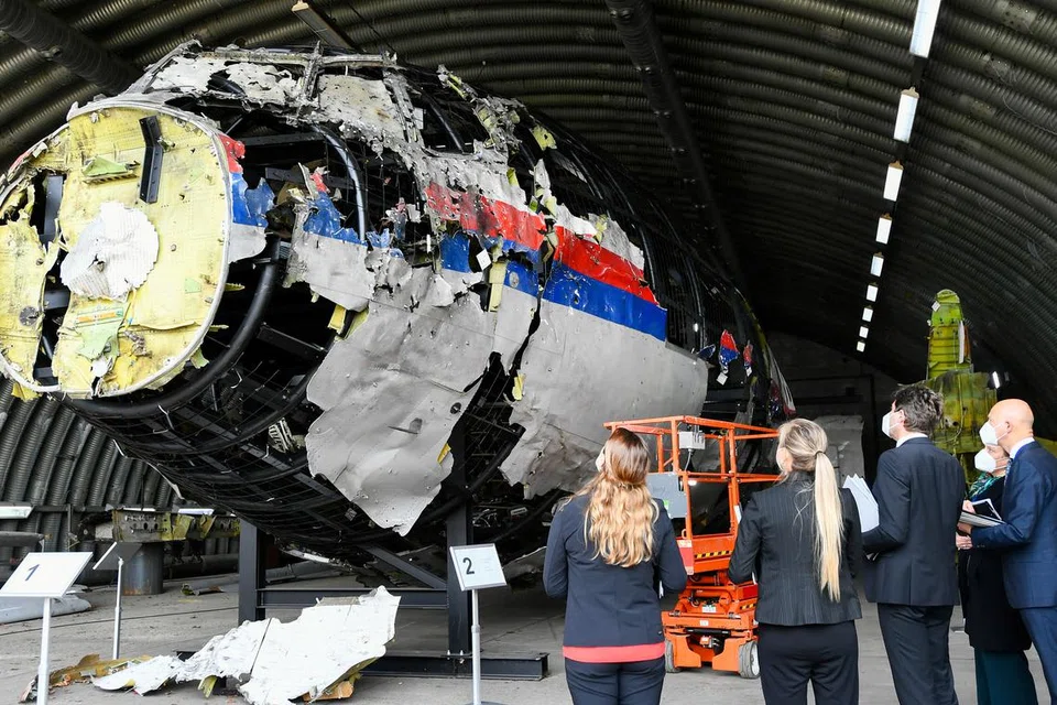 சுட்டுவீழ்த்தப்பட்டதால் சேதமடைந்த MH17 விமானத்தின் பாகம்.