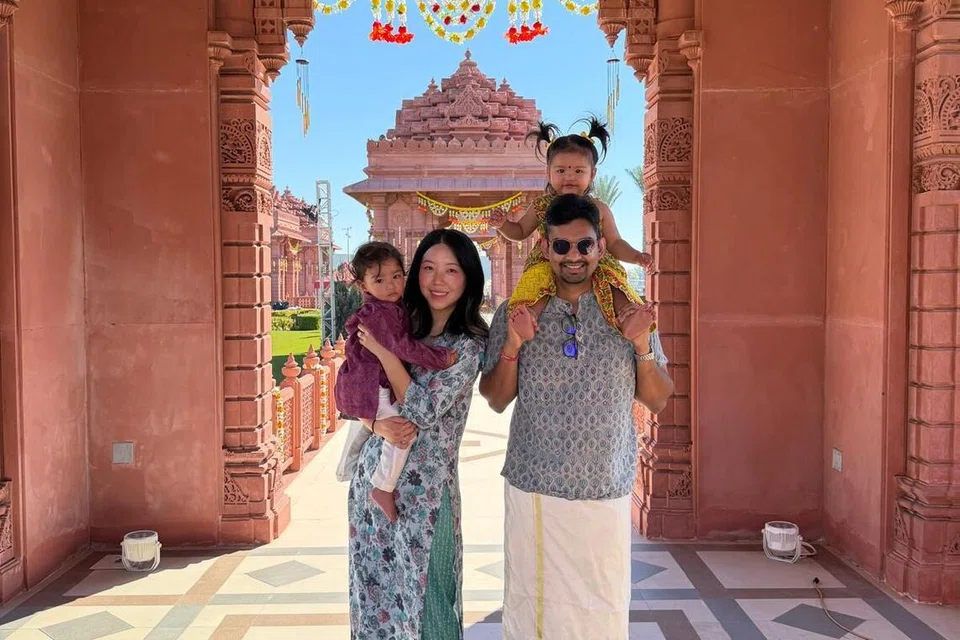அமெரிக்காவில் வாழும் திரு ஹர்ஷ் ரகுவீர், 34, மனைவி கெதரீன் கிம், 33, அவர்களது 16 மாத இரட்டைக் குழந்தைகள் ரெயா சாஸ்த்ரி, ரிஷி சாஸ்த்ரி இவ்வாண்டு தீபாவளியை முன்னிட்டு கோயிலுக்கு சென்றனர்.